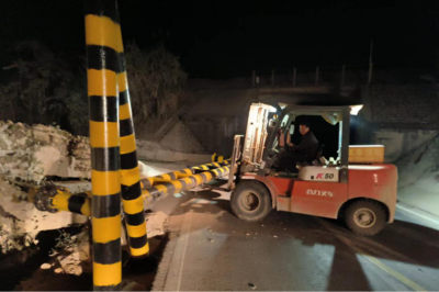 撫州市公路事業(yè)發(fā)展中心資溪分中心連夜處置涵洞限高架確保道路機(jī)動(dòng)車(chē)輛安全生產(chǎn)